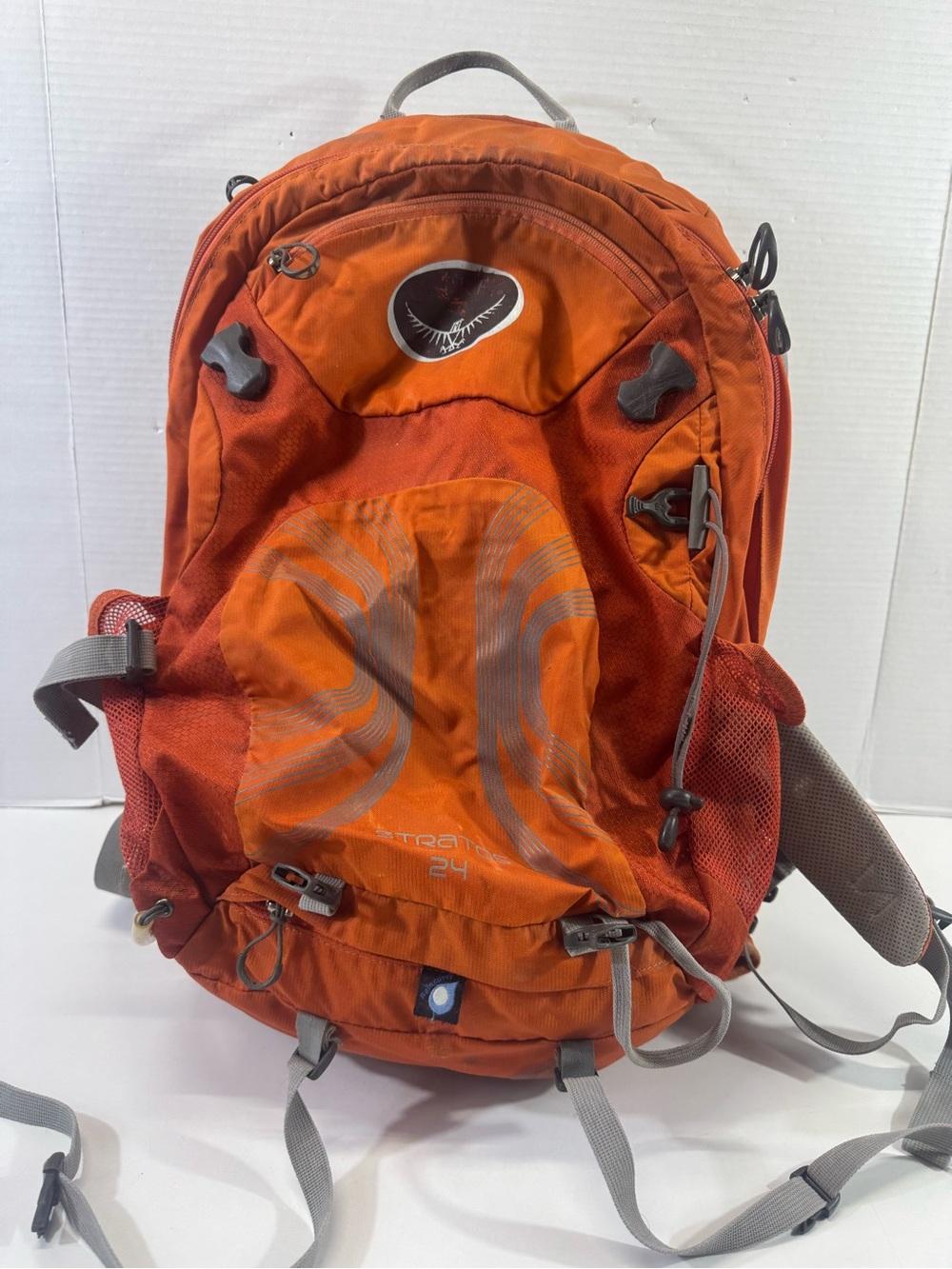 OSPREY stratos 24 hydration Orange Daypack Backpack rain fly